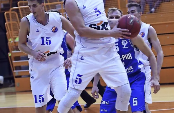 Portorožani so v ligi za razvrstitev gladko zmagali. Med strelci sta 
bila tudi  Enej Miklavčič (št. 5) in predvsem Vadim Prokopenko 
(levo), ki se z dobrimi igrami dokazuje tudi matični Primorski.