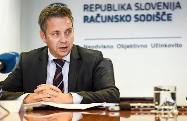 Predsednik računskega sodišča Tomaž Vesel je pojasnil, da je SDS 
z izposojo denarja od Dijane Đuđić in od podjetja Nova obzorja po 
mnenju računskega sodišča kršila zakon o političnih strankah.