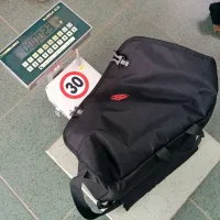 ... ter z naletno težo šolske torbe pri hitrosti 30 kilometrov na 
uro.
