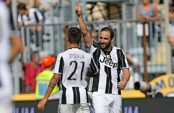 Prvi dvoboj s Tottenhamom je zaznamoval Juventusov napadalec 
Gonzalo Higuain (desno). Bo povratnega njegov soigralec Paulo 
Dybala?