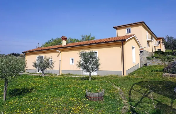 Gradnja v Cetorah, ki je predmet tožbe izolske občine proti 
društvu Drevo življenja. 