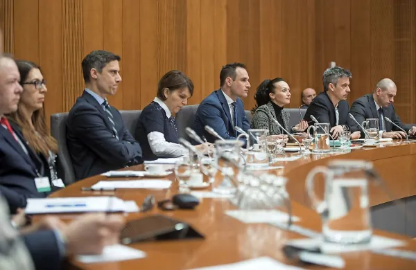 Vodstvo NLB je danes na seji komisije DZ za nadzor javnih financ 
pozvalo k zaščiti banke pred učinki tožb na hrvaških sodiščih. 
