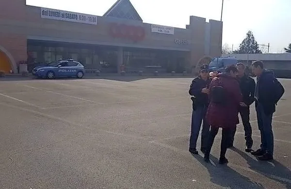 Lažni bombni alarm pred trgovino