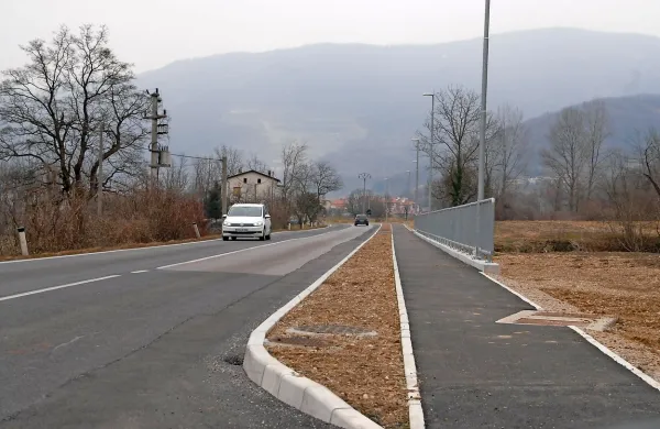 Vzdolž soške regionalki pri Globnem ne vodi več jarek, marveč 
dokaj širok pločnik.