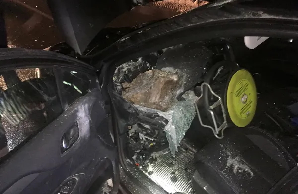 Skala je prebila vetrobransko steklo avtomobila.