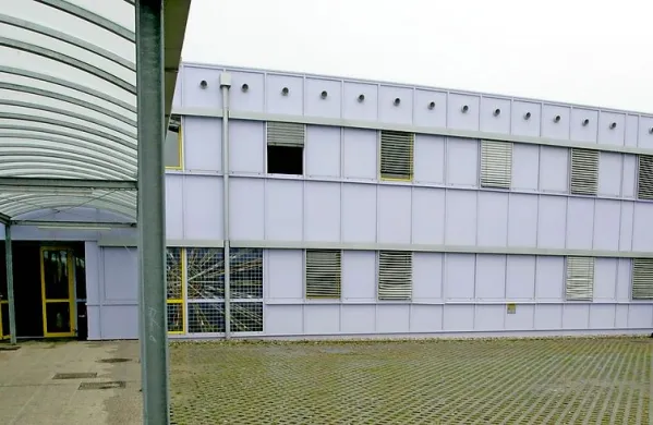  Zastopniki Ahmada Šamija so pristojne pozvali, naj mu nemudoma vrnejo možnost bivanja v azilnem domu in začnejo z 
obravnavo njegove prošnje za mednarodno zaščito.