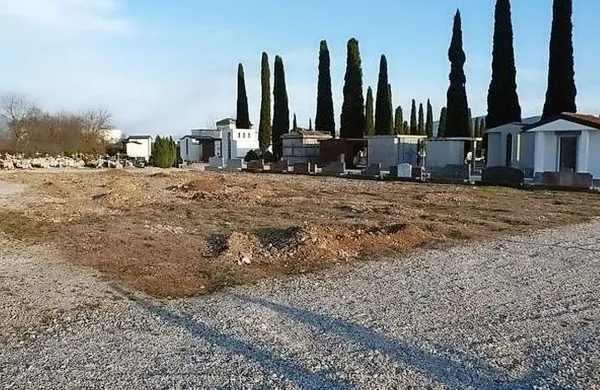Uredili ga bodo na občinskem zemljišču med glavnim mestnim 
pokopališčem in sedežem motorizacije pri Štandrežu.
