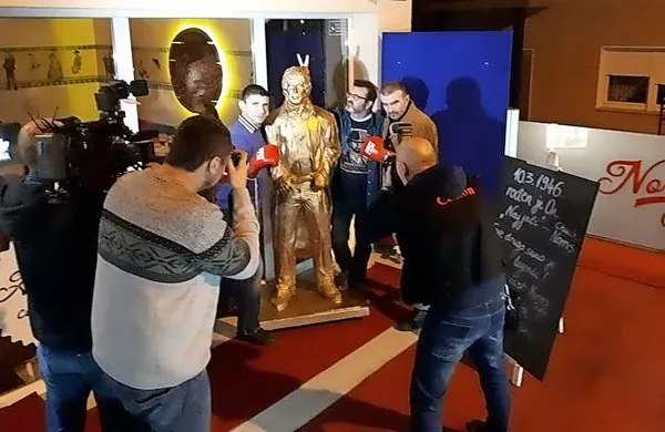 Legendarni filmski igralec Chuck Norris je v hrvaški prestolnici 
Zagreb dobil kip v naravni velikosti.