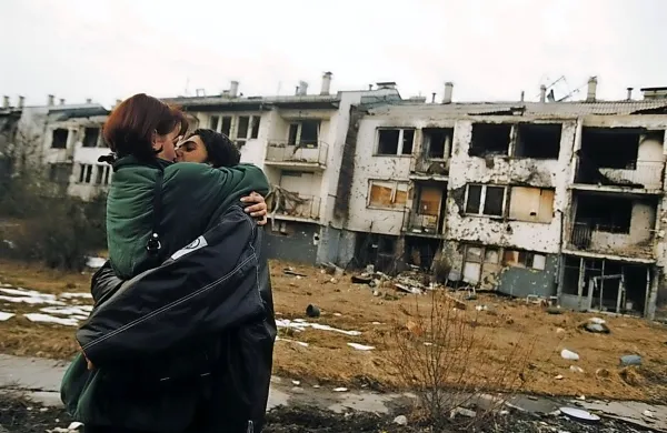 Obleganje je občutljiv in prodoren dokument o človeški razsežnosti preživetja in odpora proti brezumju in obupu.