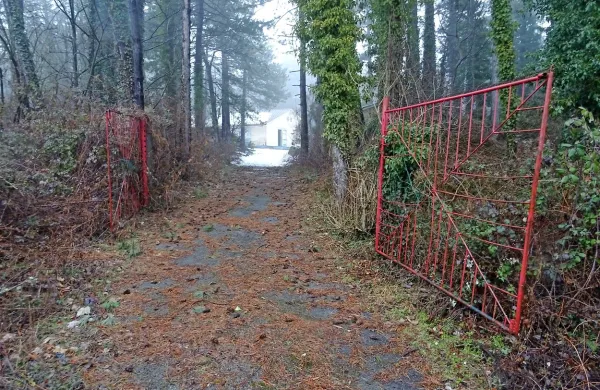 Ob nekdanji vojašnici na Kozini občina prodaja šest parcel za 
gradnjo stanovanjskih hiš. 