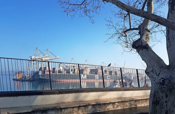 Niti zasuk ladje Katrina ni pomagal, da bi se njenega brnenja manj 
slišalo. 