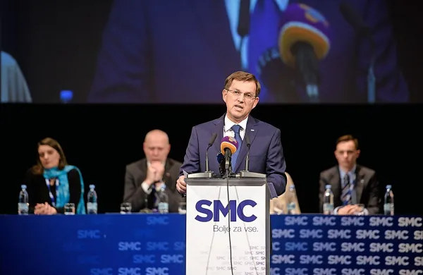 Člani kongresa SMC v Mariboru so svojemu prvemu predsedniku 
Miru Cerarju podelili še en mandat za vodenje stranke.