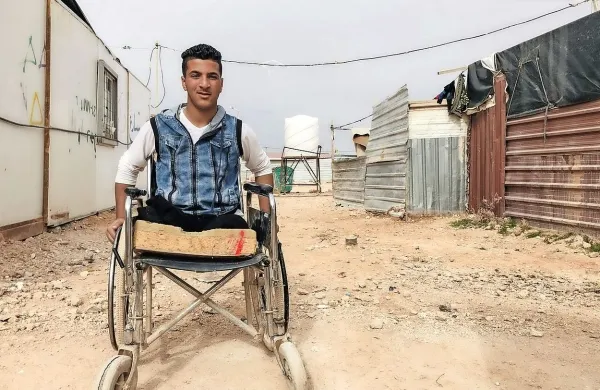14-letni Sami, rojen na jugu Sirije, je danes begunec v Jordaniji. 
“Šel sem ven, da bi se igral na snegu z bratranci in sestričnami. 
Nenadoma je eksplodirala bomba in že sem videl, kako je sestrični 
odtrgalo roke. Sam sem izgubil obe nogi. Dva bratranca sta umrla, 
tretji pa je izgubil nogi tako kot jaz,” pravi.