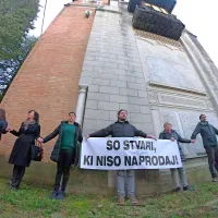 Sklenili roke okrog vile