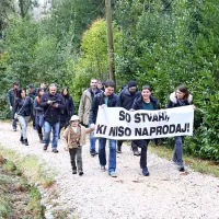 Sklenili roke okrog vile