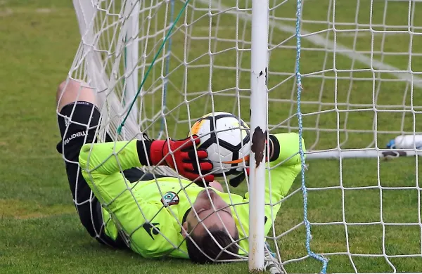 Nesrečni vratar Brd Matija Radikon je končal v golu, ko mu je sunek vetra zbil žogo za domače vodstvo z 2:0. 

