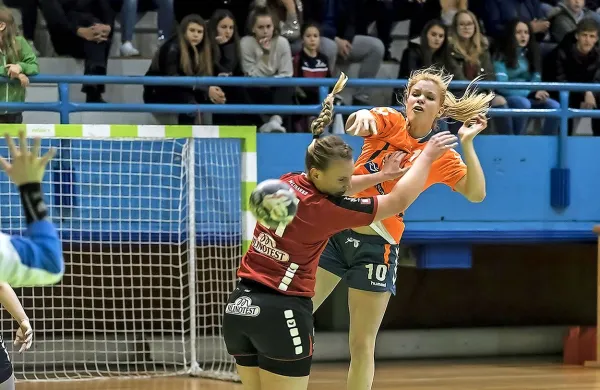 Ajdovske rokometašice so v  nadaljevanju zaustavile Kristino 
Petrinja (v oranžnem dresu), ki jim je v prvem polčasu zabila 
sedem golov.  