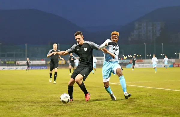 Osuji Amarachi (desno) v novogoriškem napadu v soboto ni 
predstavljal prave nevarnosti za Domžalčane. 