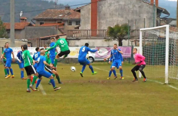 Luka Jerkič (številka 6 v zelenem dresu) je po kotu dosegel drugi 
gol Adrie v dvoboju z Izolani. 