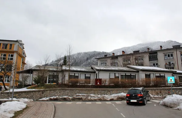    Množici težav pred izgradnjo novega vrtca  botruje njegova umestitev  v  utesnjen prostor stanovanjske soseske Koreja.