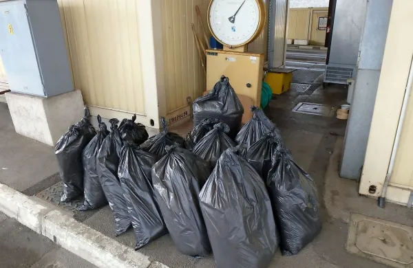 Policisti na mejnem prehodu Sečovlje so paru zasegli  196 kilogramov tobaka. 