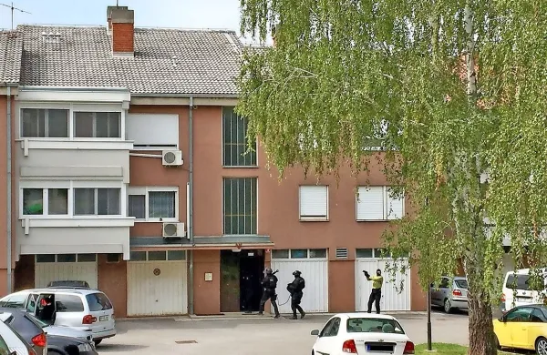 



Novogoriški kriminalisti so  opravili 16 hišnih preiskav prostorov in  avtov in pet osebnih preiskav.