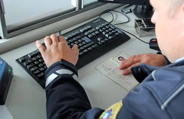 Po temeljitem preverjanju potnikov in avta so policisti ugotovili, 
da sta Ukrajinca vozila avto s ponarejenimi dokumenti.