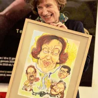 Jasna Čebron je dobila tudi  dar, s kakršnim tradicionalno presenetijo goste Pogovorov o branju - karikaturo, na kateri jo je  
Lorella Fermo dala med Kravosa, Gregorčiča in Shakespeara. 