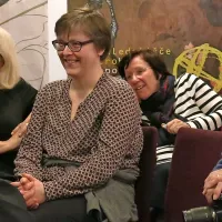Med Kravosovim prebiranjem Jesihove poezije so bili široko nasmejani tudi (z leve) istrska 
multikultivatorka Irena Urbič, slovenistka dr. Vladka Tucovič, novinarka Radia Koper in predsednica 
društva Primorski poletni festival Neva Zajc ter predsednik Kulturnega kluba Lado Jelen. 