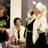 S košem istrskih  darov je Jasno Čebron presenetila tudi Šavrinka Rožana Koštial. 