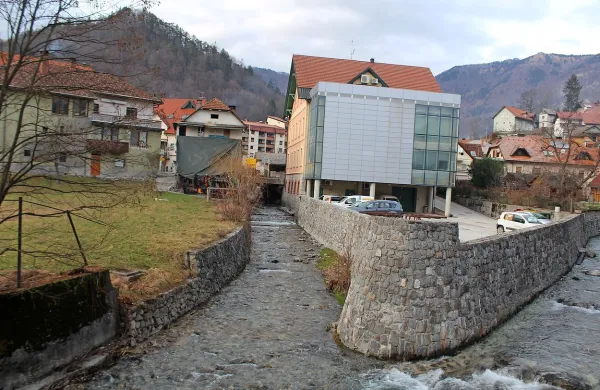Predvideni most čez sotočje Cerknice in Zapoške naj bi središče Cerknega razbremenil prometa.

