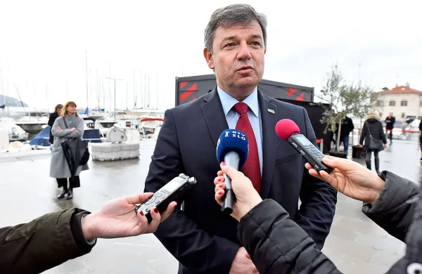 Minister Peter Gašperšič (drugi z desne) po današnji odločitvi 
vrhovnega sodišče, ki je razveljavilo referendum o zakonu o 
drugem tiru, ne namerava odstopiti.
