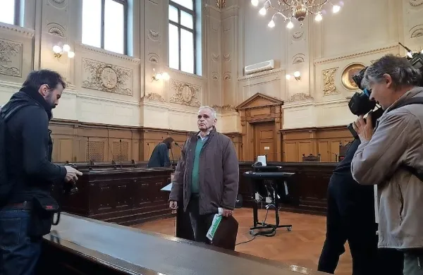 Vrhovno sodišče je danes po opravljeni javni obravnavi o veljavnosti referenduma o zakonu o drugem tiru ugodilo pritožbi 
pobudnika referenduma Vilija Kovačiča.