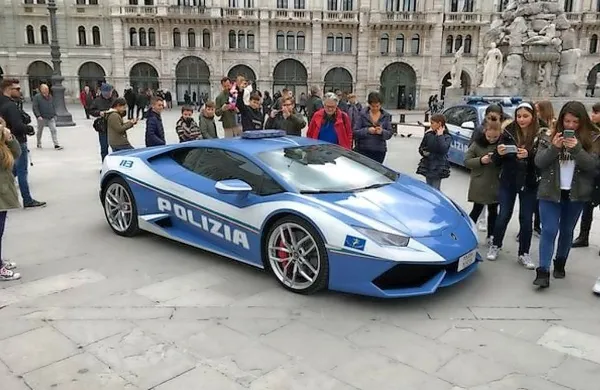 Policijski lamborghini huracàn danes privlači pozornost mimoidočih na osrednjem tržaškem trgu.