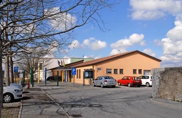 V prostore šole v Vrtojbi so se nekajkrat prikradli nepovabljeni in 
enkrat poškodovali parket v telovadnici.   
