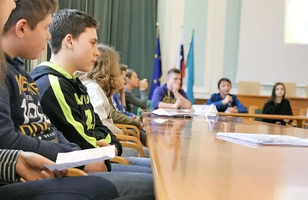  Na otroškem parlamentu so mladi povedali, kakšno šolo si želijo.  

