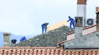 Pri menjavanju strešne kritine je 53-letni delavec pri delu stopil na 
del dotrajane plastične kritine, ki se je udrla pod njegovo težo, da 
je padel v notranjost hale podjetja (fotografija je simbolična).