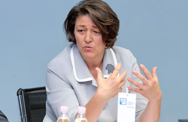 Samo brez panike, sporoča evropska komisarka za promet Violeta 
Bulc.
