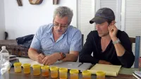 Grigorij Rodčenkov (levo) in Bryan Fogel med izvajanjem doping 
protokola.
