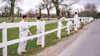 50 ameriških vojakov si je včeraj čez uniformo obleklo zaščitna 
oblačila in pobarvalo pol kilometra lipiške ograje.