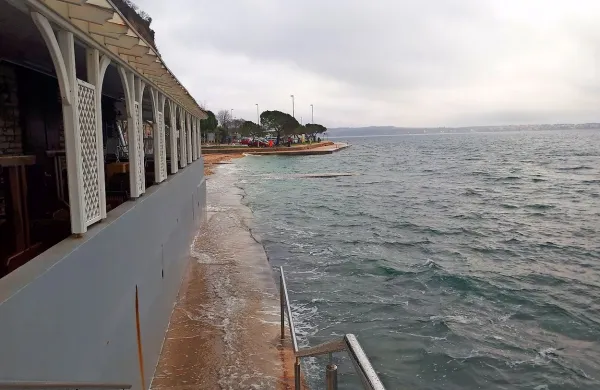 Na plaži pred avtobusno postajo je pod morsko gladino izginil 
manjši pomolček.