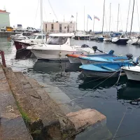 Jutranja plima je &ldquo;pogoltnila&rdquo; piransko obrežje