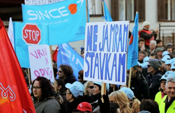 Koordinacija stavkovnih odborov sindikatov javnega sektorja 
vlado poziva k nadaljevanju pogajanj. 