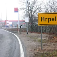 Pri Petrolovi črpalki v Hrpeljah so policisti Albancem pripravili 
bodičast “sprejem”. 