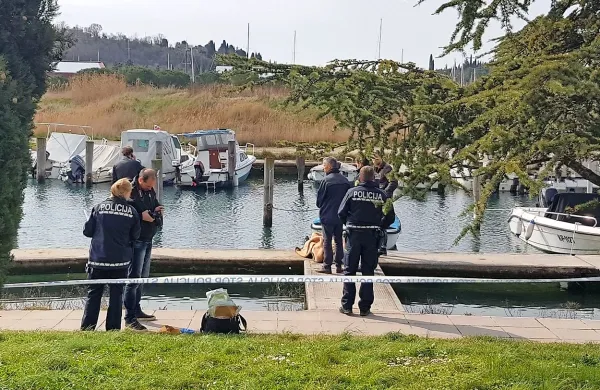 Truplo moškega so potegnili iz vode na leseni pomol.