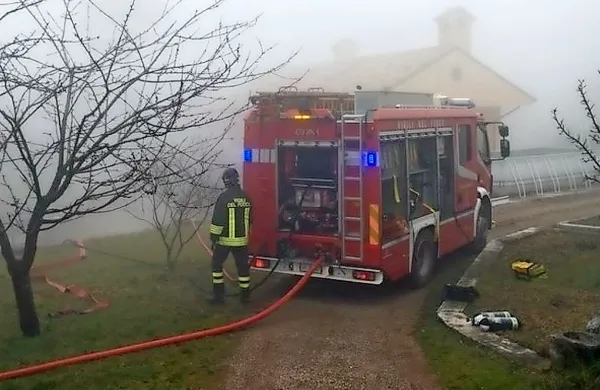 Včeraj zjutraj  je v kletnih prostorih hiše v Trebčah eksplodiralo in 
zagorelo, pri tem pa je ena oseba izgubila življenje. 