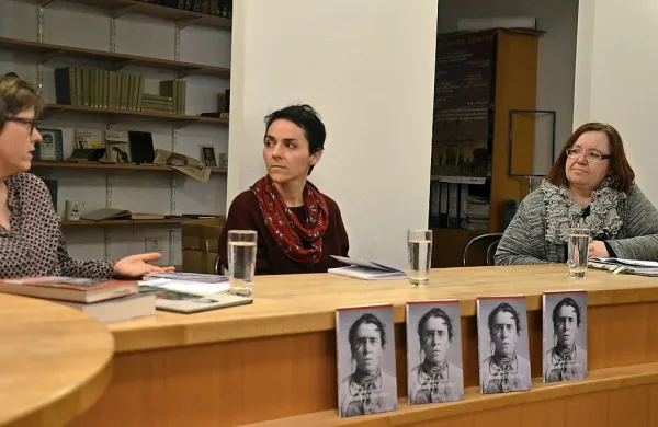  Eseje je prevedla Ana Beguš (v sredini)  s študenti. O knjigi sta spregovorili še Ingrid Celestina (desno) in Vladka Tucovič.