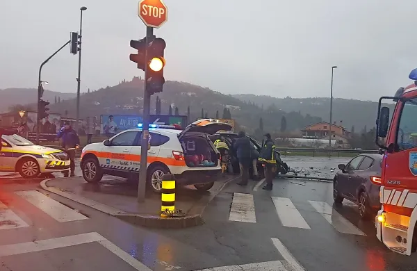 V četrtkovih poznih popoldanskih urah je v križišču v Luciji silovito 
počilo, eden od semaforjev pa je zgrmel na tla.