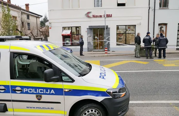 Novogoriški policisti in kriminalisti so še dve uri po včerajšnjem ropu v Solkanu zbirali informacije.