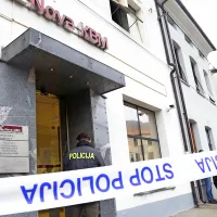 Policisti in kriminalisti so včeraj intenzivno zbirali obvestila o 
roparju, ki je svojo zahtevo po gotovini podkrepil s pištolo.